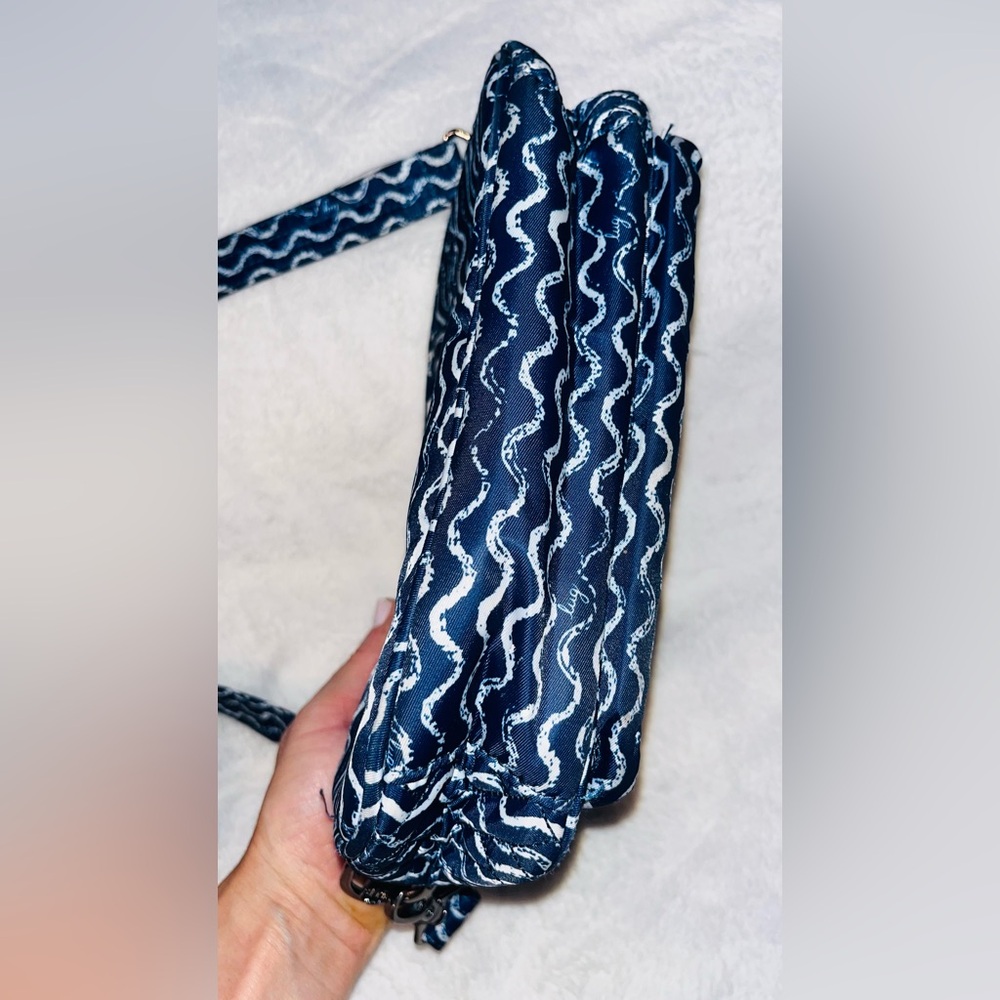 LUG Carousel Crossbody Bag - Picture 4 of 11